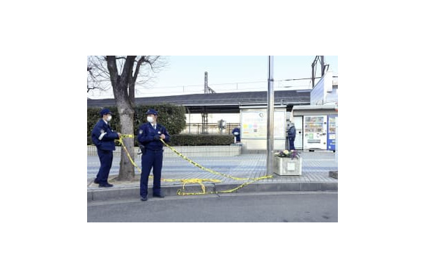 事件があった養老鉄道大垣駅前の規制線と警察官＝14日午後3時27分、岐阜県大垣市