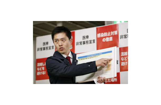 取材に応じる大阪府の吉村洋文知事＝14日午後、大阪府庁
