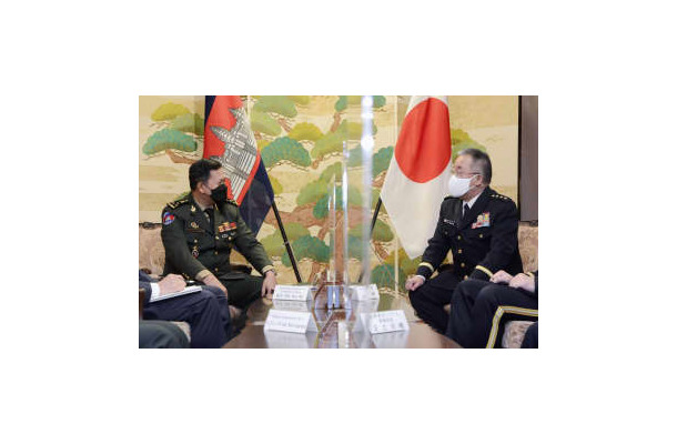 陸上自衛隊の吉田圭秀陸上幕僚長（右）と面会したカンボジアの陸軍司令官フン・マネット中将＝15日午前、東京・市谷の防衛省