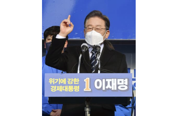 15日、韓国南部・釜山で演説する与党「共に民主党」の李在明候補（共同）