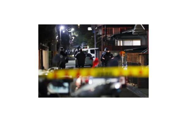 大阪府高槻市の現場近くで警戒する警察官＝14日夜