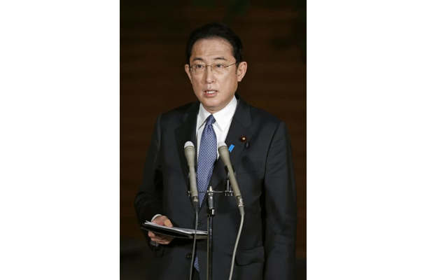 ウクライナのゼレンスキー大統領との電話会談を終え、記者団の取材に応じる岸田首相＝15日夜、首相官邸