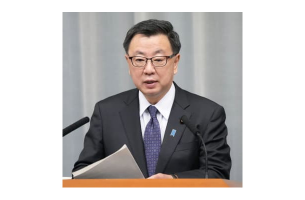 記者会見する松野官房長官＝16日午前、首相官邸