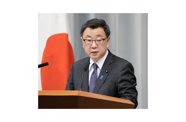 記者会見する松野官房長官＝16日午前、首相官邸