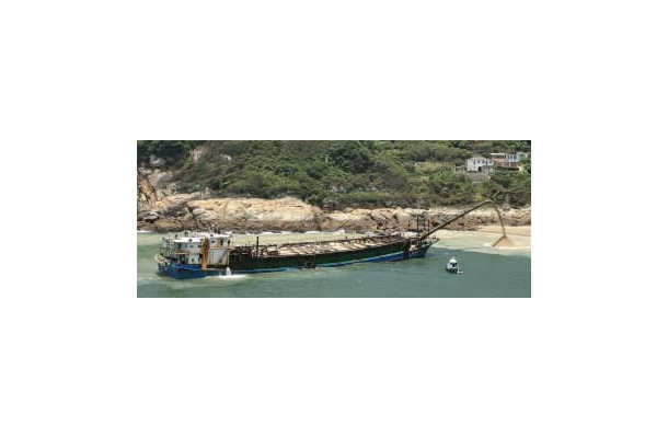 台湾の離島、馬祖・南竿で、台湾当局が2020年7月に差し押さえた中国の海砂採取船（住民提供・共同）