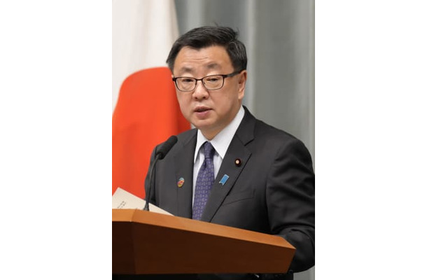 記者会見する松野官房長官＝16日午後、首相官邸
