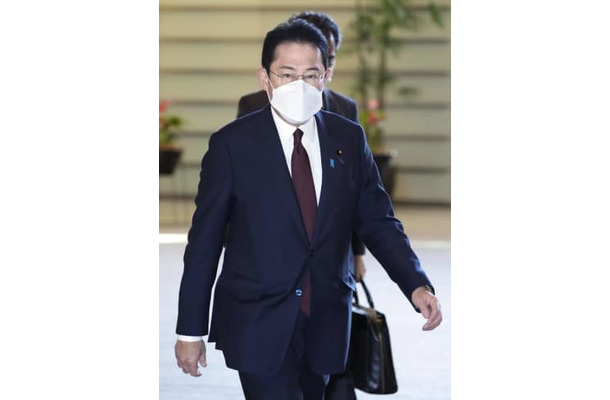首相官邸に入る岸田首相＝16日午前