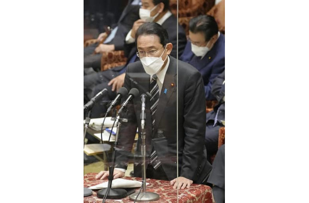 衆院予算委で答弁する岸田首相＝18日午前