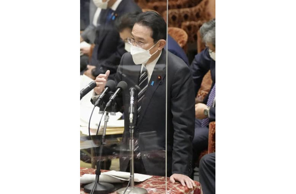 衆院予算委で答弁する岸田首相＝18日午後