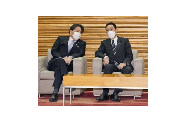 岸田首相（右）と林外相＝18日、首相官邸