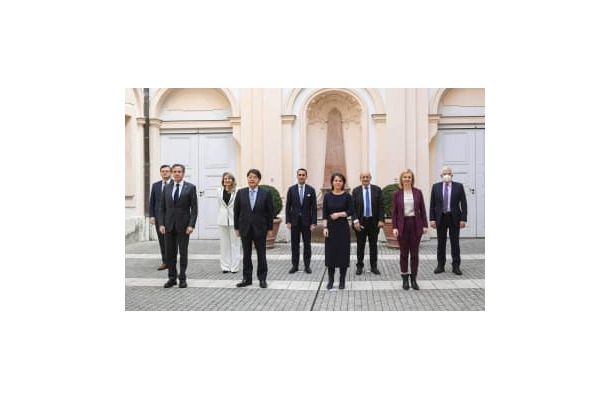 19日、G7緊急外相会合に参加した林外相（前列左から2人目）ら＝ドイツ・ミュンヘン（ロイター＝共同）