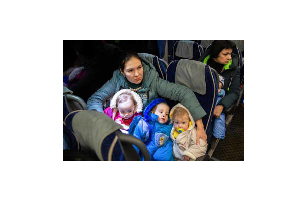 18日、ウクライナ東部ルガンスクからロシア側へ避難する子どもら（タス＝共同）