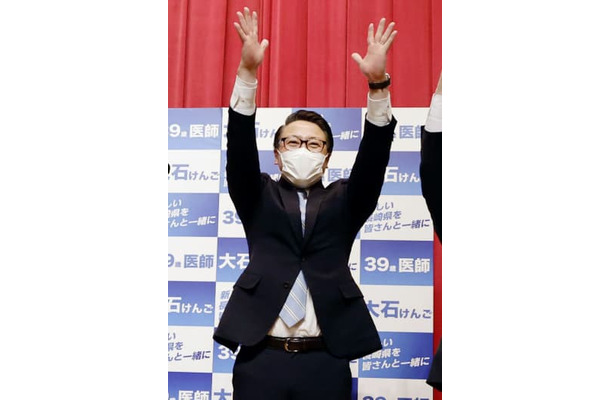 長崎県知事選で初当選を決め、万歳する大石賢吾氏＝20日午後11時37分、長崎市