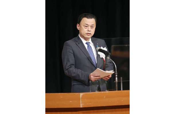 「竹島の日」式典であいさつする島根県の丸山達也知事＝22日午後、松江市