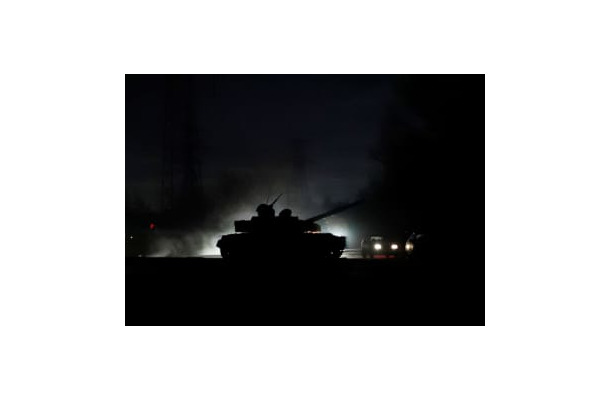 22日、親ロ派が支配するウクライナ東部のドネツクを走行する戦車（ロイター＝共同）