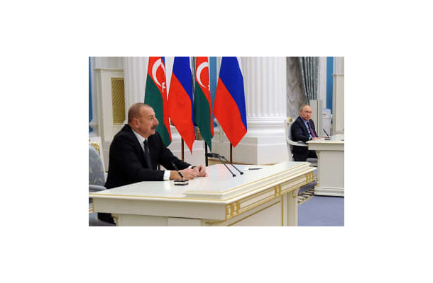 共同記者会見に臨むアゼルバイジャンのアリエフ大統領（左）とロシアのプーチン大統領＝22日、モスクワ（AP＝共同）