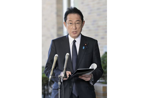ロシアへの制裁措置を発表する岸田首相＝23日午前、首相公邸（代表撮影）