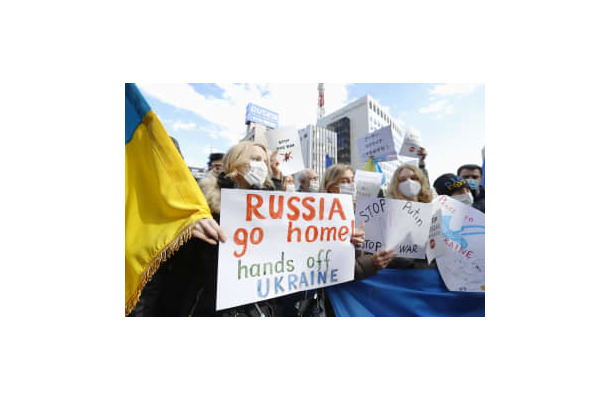 ロシア大使館近くで抗議活動をする、日本に住むウクライナ人の女性ら＝23日午後、東京都港区