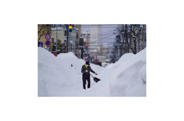 札幌市内で除雪作業をする男性＝23日