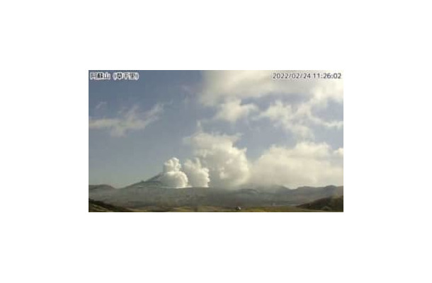 熊本県の阿蘇山＝24日午前11時26分（気象庁のライブカメラから）