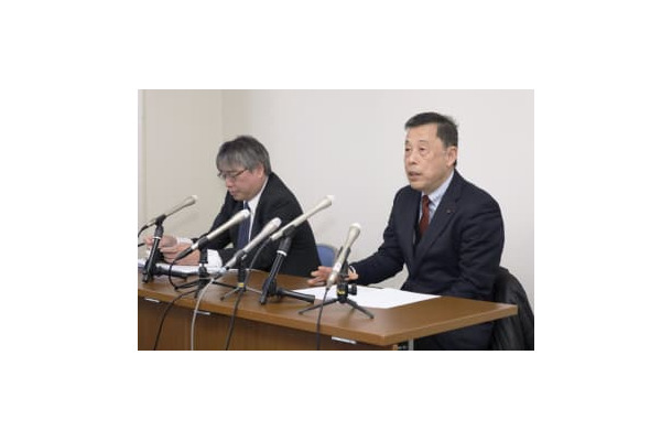 記者会見する大分県臼杵市の若林純一市議（右）＝25日午後、大分市