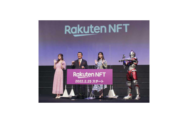 楽天グループのNFTサービスのイベントに出席した歌手の加山雄三さん（左から2人目）ら＝25日、東京都内