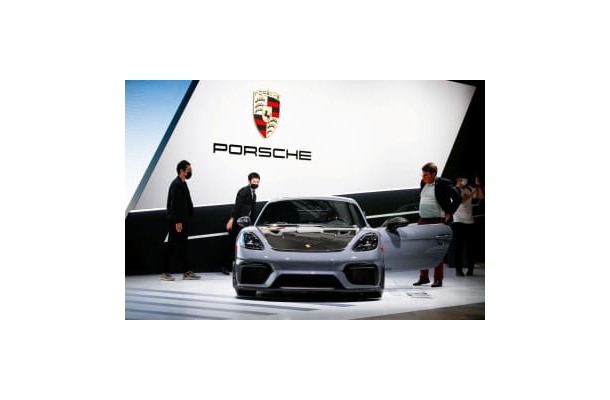 自動車ショーで展示されたポルシェ車＝2021年11月、米ロサンゼルス（ロイター＝共同）
