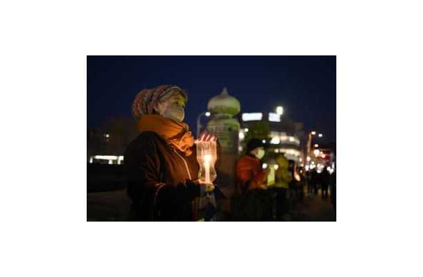 キャンドルを手に平和を訴える人たち＝27日午後、京都市