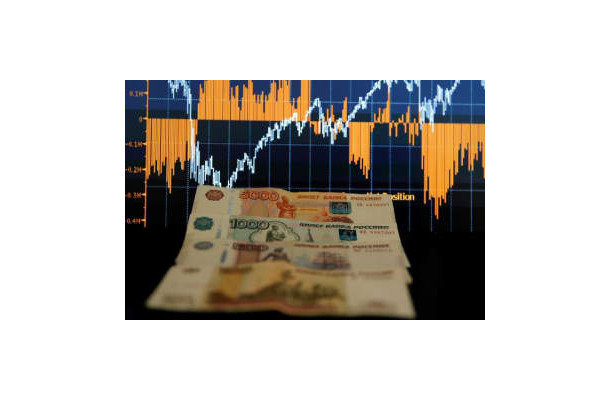 ロシア通貨ルーブルの紙幣＝2018年9月、モスクワ（ゲッティ＝共同）