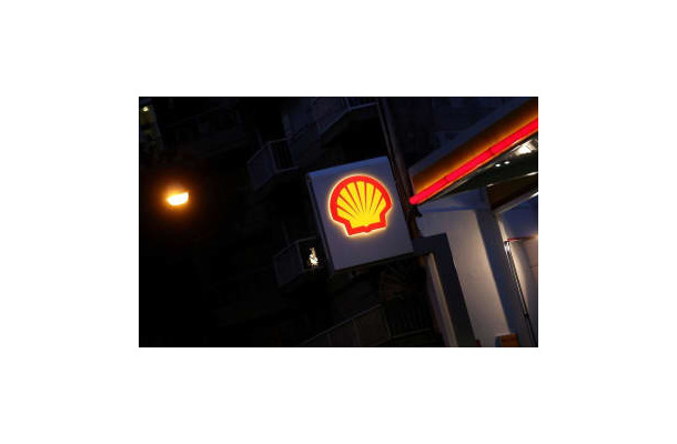 アルゼンチン・ブエノスアイレスのガソリンスタンドに掲げられたシェルのロゴ＝2018年（ロイター＝共同）