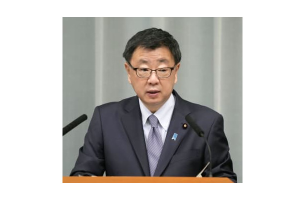 記者会見する松野官房長官＝1日午前、首相官邸