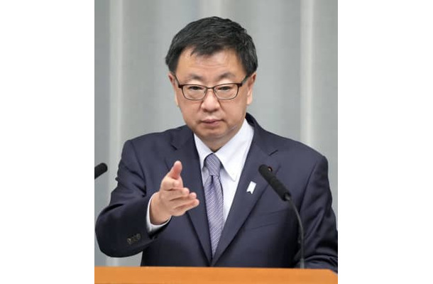 記者会見する松野官房長官＝1日午後、首相官邸