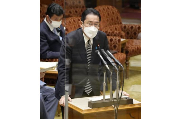 参院予算委で答弁する岸田首相＝2日午前