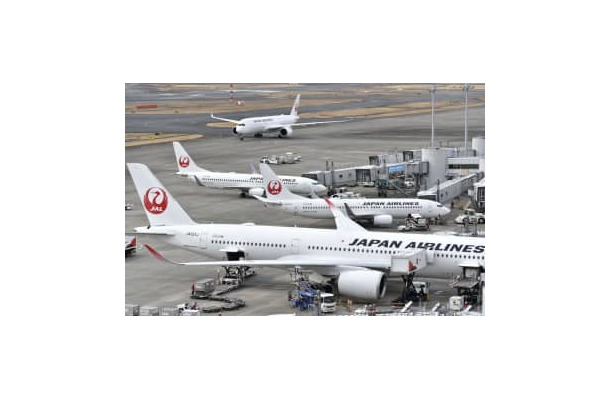 羽田空港の駐機場に並ぶ日本航空の機体＝2月