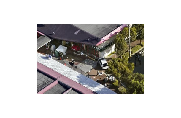 大阪府大阪狭山市で、急発進した乗用車が通行人らをはね、スーパーに衝突した現場＝2021年11月