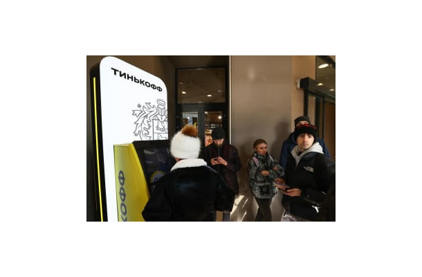 現金自動預払機（ATM）から現金を引き出すために並ぶ人たち＝2日、モスクワ（タス＝共同）