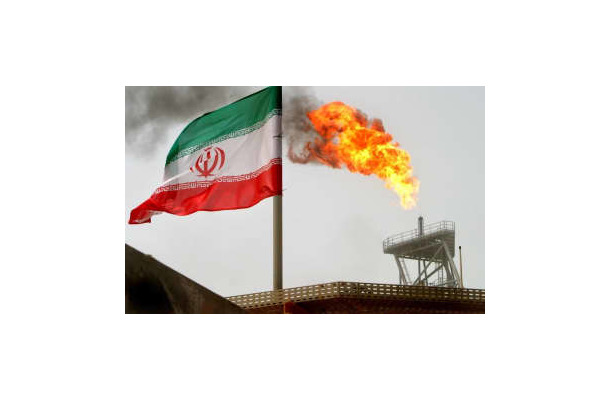 ペルシャ湾にあるイランの油田＝2005年（ロイター＝共同）
