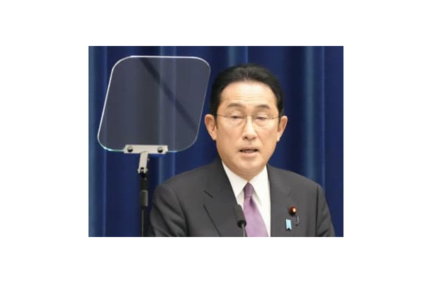 燃油価格急騰を抑える追加策の方針などについて記者会見する岸田首相＝3日夜、首相官邸