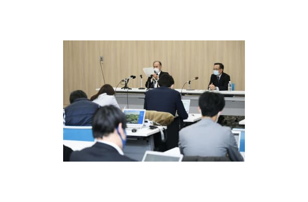 記者会見する旭川医科大の学長選考会議の奥村利勝議長（奥左）＝3日夜、北海道旭川市