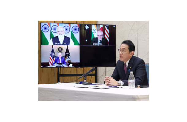 「クアッド」首脳によるテレビ会議に出席する岸田首相＝3日深夜、首相官邸（内閣広報室提供）