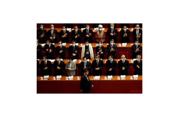 全人代開幕で拍手の中を進む習近平国家主席（中央手前）＝5日、北京（ロイター＝共同）