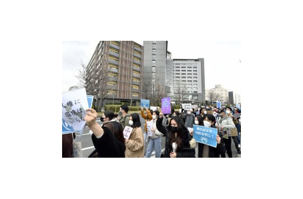 ウィシュマさんが亡くなって1年となり、東京入管前をデモ行進する大勢の人たち＝6日午後、東京都港区
