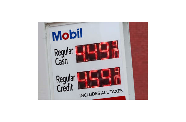 米ニューヨーク・マンハッタンにあるガソリンスタンドの価格表示＝2月（ロイター＝共同）