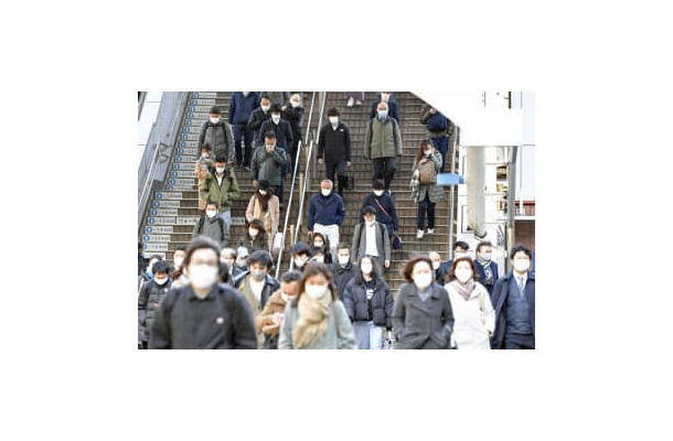マスク姿で通勤する人たち＝7日午前、東京都港区