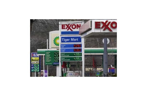 米ニュージャージー州の街道沿いに立ち並ぶガソリンスタンドの看板＝7日、イングルウッド（AP＝共同）