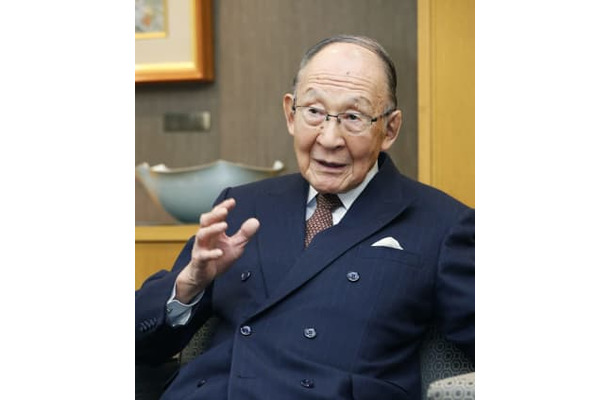 インタビューに答える日本生産性本部の茂木友三郎会長