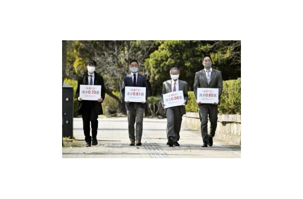 衆院選の「1票の格差」訴訟の判決で広島高裁に向かう原告の弁護士ら＝9日午後