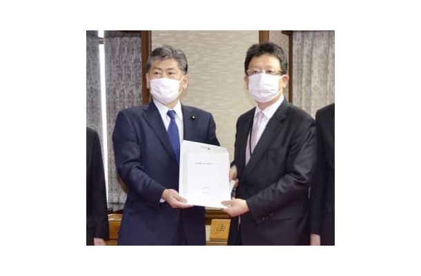 古川法相（左）に要望書を手渡す熊本市の大西一史市長＝9日午後、法務省