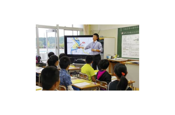 2018年9月、栃木県那須町の町立東陽小で行われた防災教育のモデル授業（同町教育委員会提供）