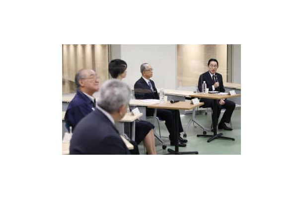 豊洲市場を訪れ、水産卸売業や外食業の経営者らと車座で意見交換する岸田首相（右端）＝10日午前、東京都江東区（代表撮影）